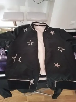 Chaqueta bomber negra con estrellas
