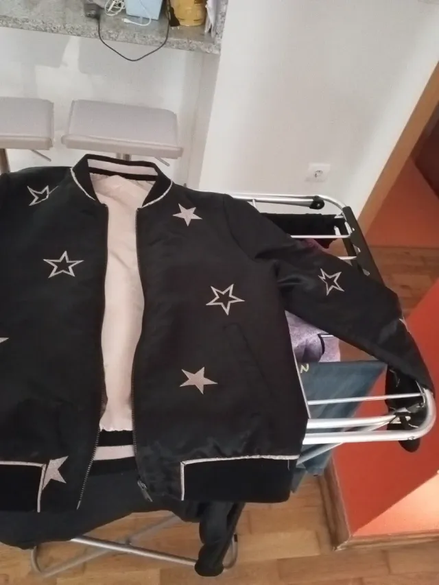 Chaqueta bomber negra con estrellas