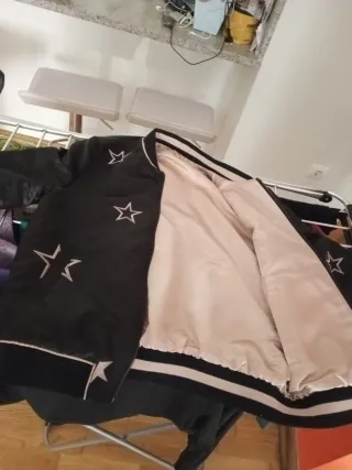 Chaqueta bomber negra con estrellas