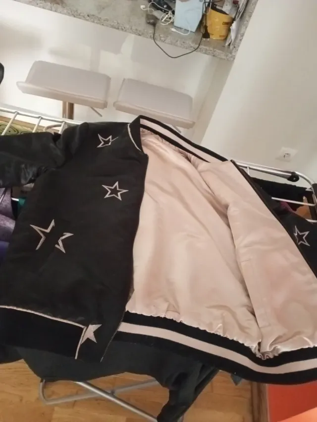 Chaqueta bomber negra con estrellas