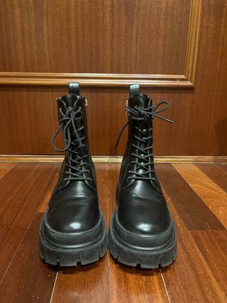 Botas militares negras con cordones