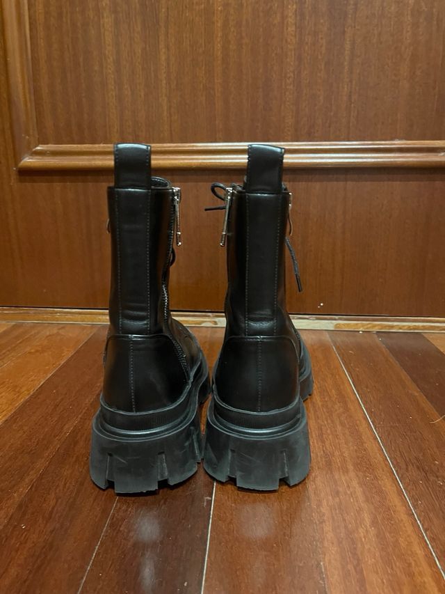 Botas militares negras con cordones