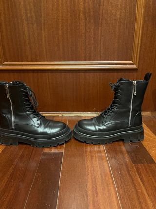 Botas militares negras con cordones