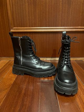 Botas militares negras con cordones