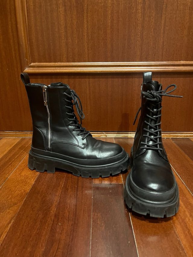 Botas militares negras con cordones