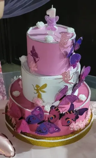 Torta finta decorata con farfalle e fata