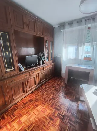 Mueble de salón de madera con vitrinas