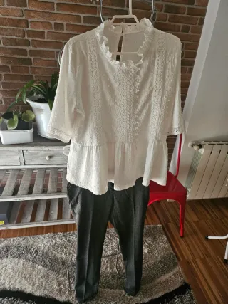 Blusa blanca y pantalón gris