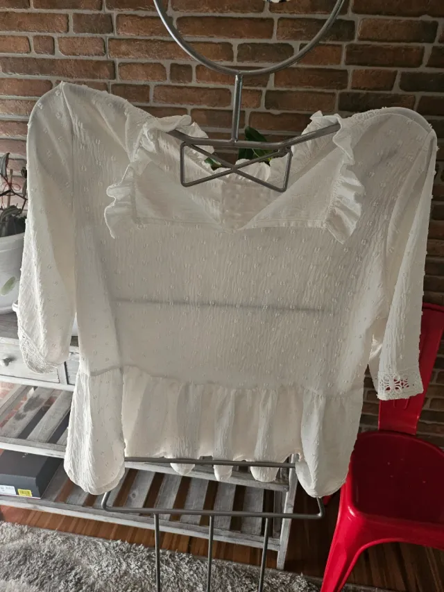 Blusa blanca y pantalón gris