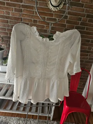 Blusa blanca y pantalón gris