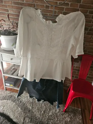 Blusa blanca y pantalón gris