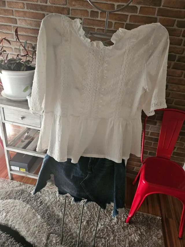 Blusa blanca y pantalón gris