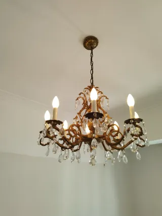 Lámpara de techo dorada con cristales