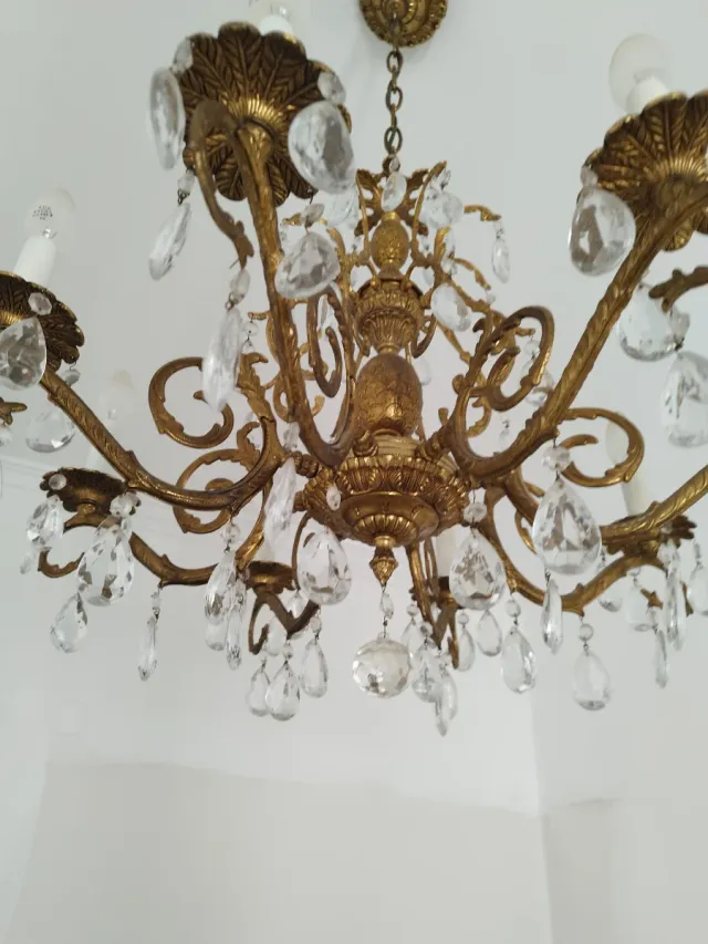 Lámpara de techo dorada con cristales