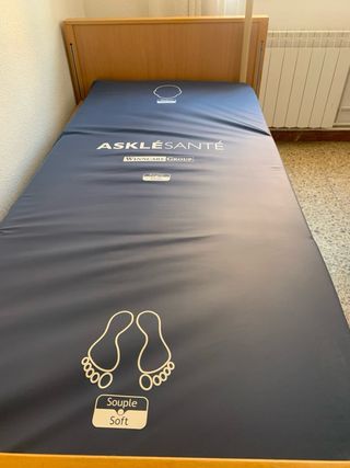 Cama articulada con colchón y motor