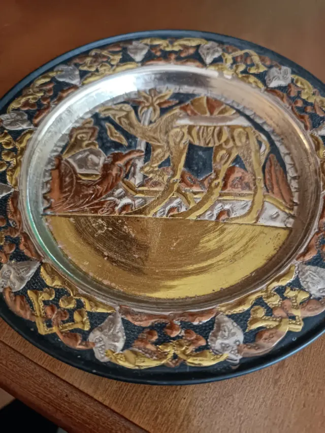 Plato decorativo metal con camello