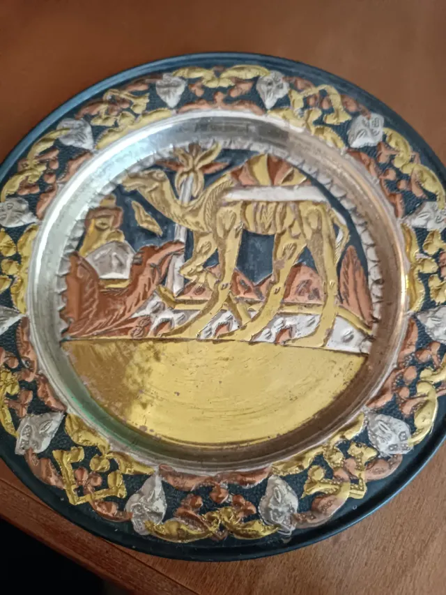 Plato decorativo metal con camello