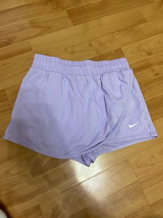 Falda pantalón corto Nike morado, talla S de niña.