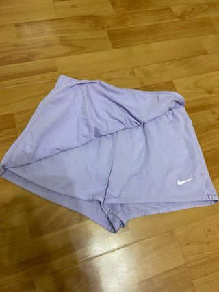 Falda pantalón corto Nike morado, talla S de niña.