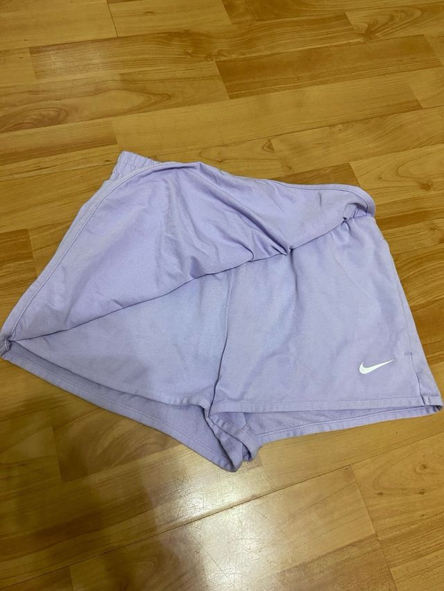 Falda pantalón corto Nike morado, talla S de niña.