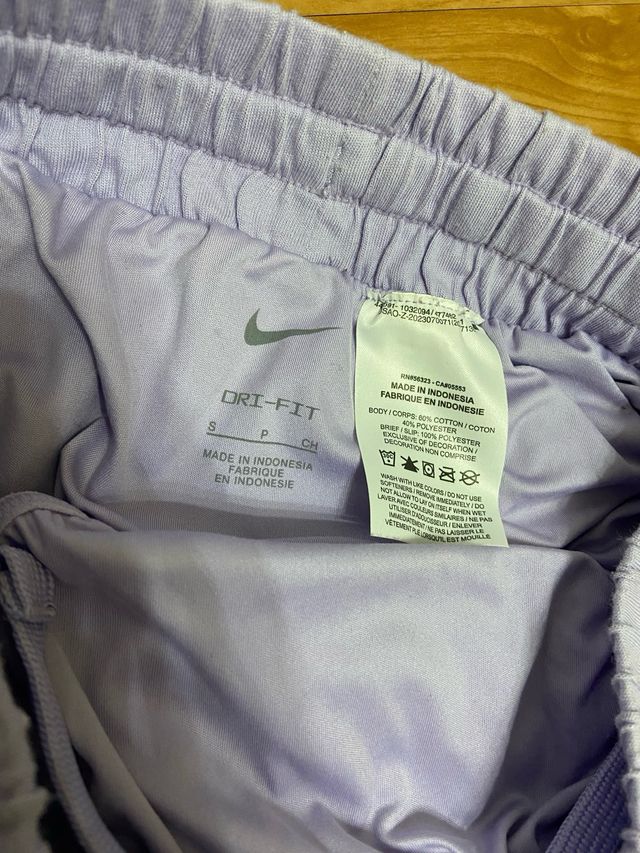 Falda pantalón corto Nike morado, talla S de niña.