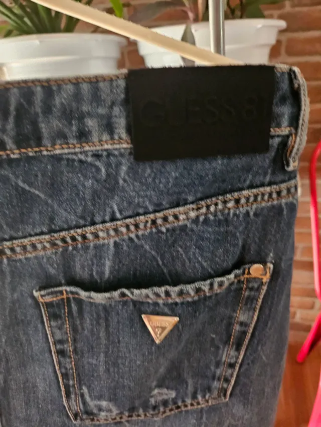Jeans Guess Azules con Detalle Dorado