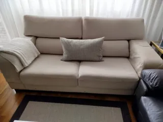 Sofá de 2 plazas en tela beige. Regalo 2 alfombras