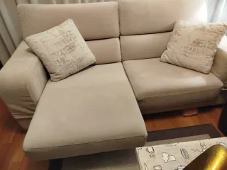Sofá de 2 plazas en tela beige. Regalo 2 alfombras