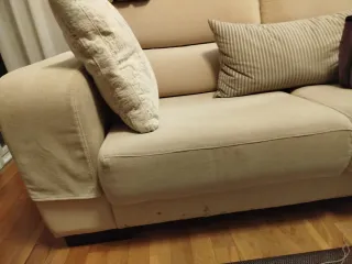 Sofá de 2 plazas en tela beige. Regalo 2 alfombras