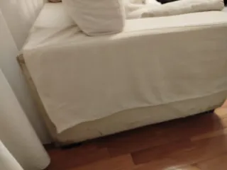 Sofá de 2 plazas en tela beige. Regalo 2 alfombras