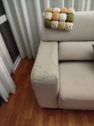 Sofá de 2 plazas en tela beige. Regalo 2 alfombras