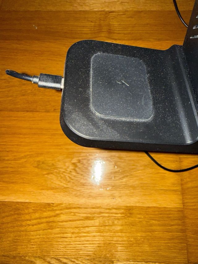 Cargador móvil y reloj simultáneo