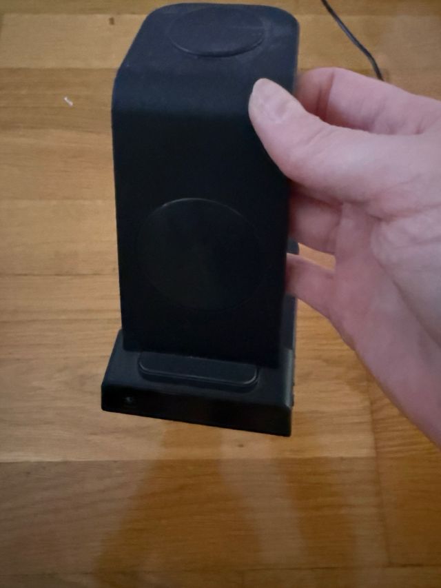 Cargador móvil y reloj simultáneo