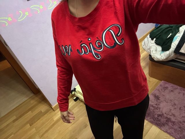 Jersey fino rojo con letras