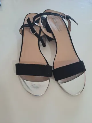 Sandalias MTNG negras y plateadas