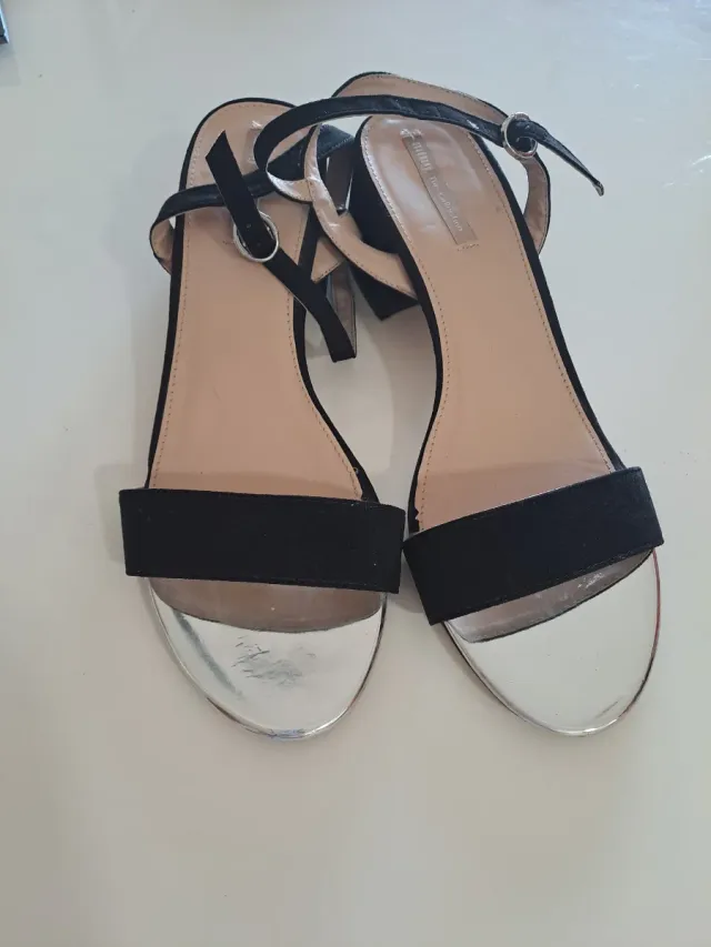 Sandalias MTNG negras y plateadas