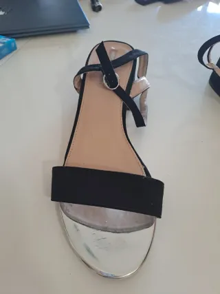 Sandalias MTNG negras y plateadas