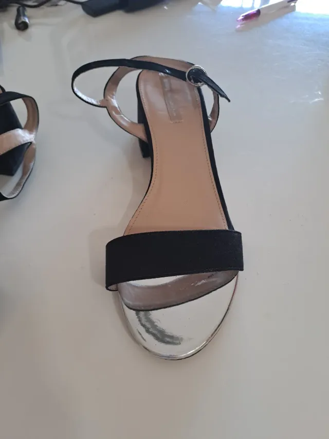 Sandalias MTNG negras y plateadas