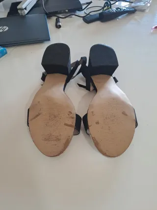 Sandalias MTNG negras y plateadas