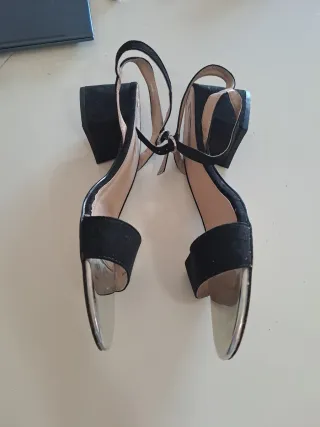 Sandalias MTNG negras y plateadas