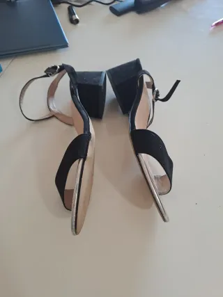 Sandalias MTNG negras y plateadas