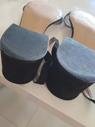 Sandalias MTNG negras y plateadas