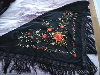 Mantón negro bordado rojo y oro