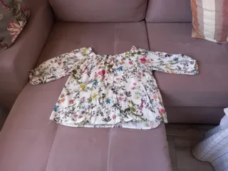 Camisa hombros descubiertos floral manga francesa