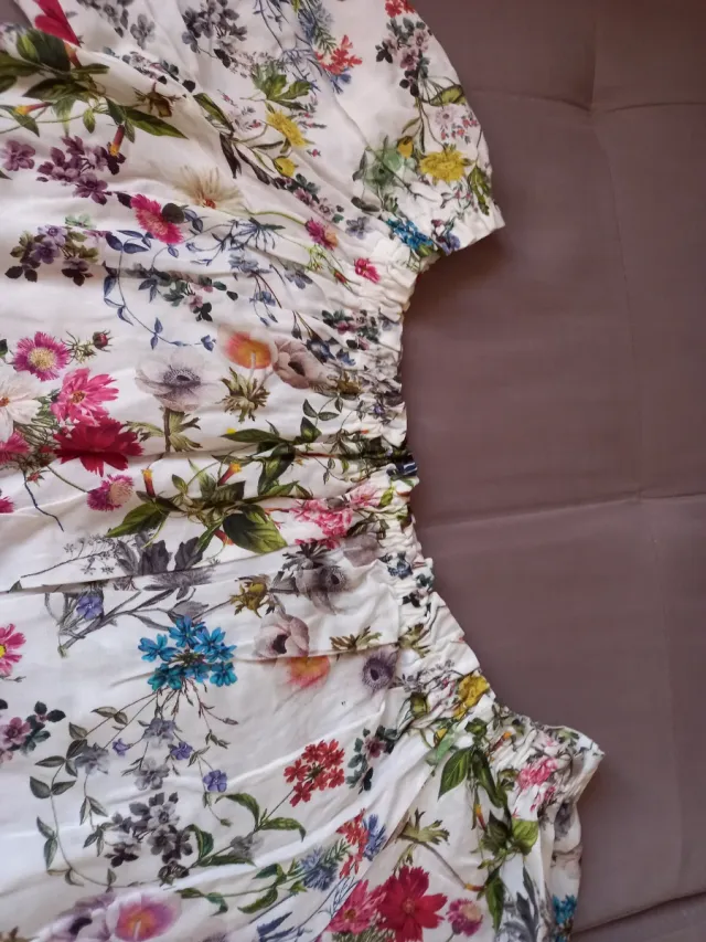 Camisa hombros descubiertos floral manga francesa