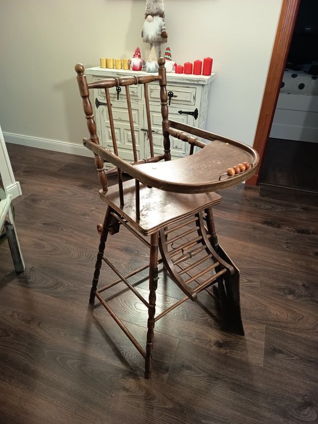 Trona correpasillos in legno antico