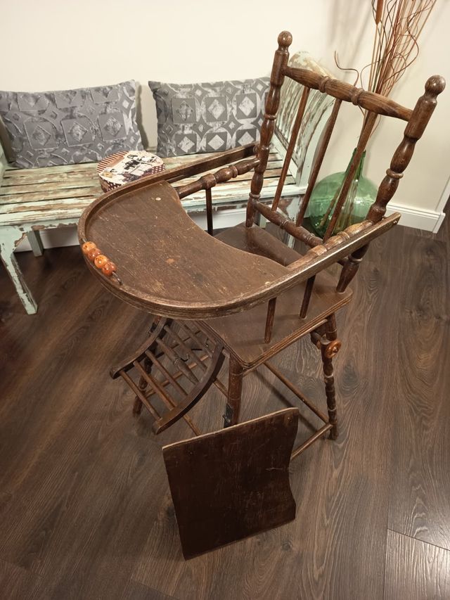 Trona correpasillos in legno antico