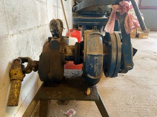 Bomba de riego industrial azul