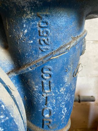 Bomba de riego industrial azul