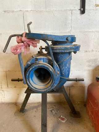 Bomba de riego industrial azul